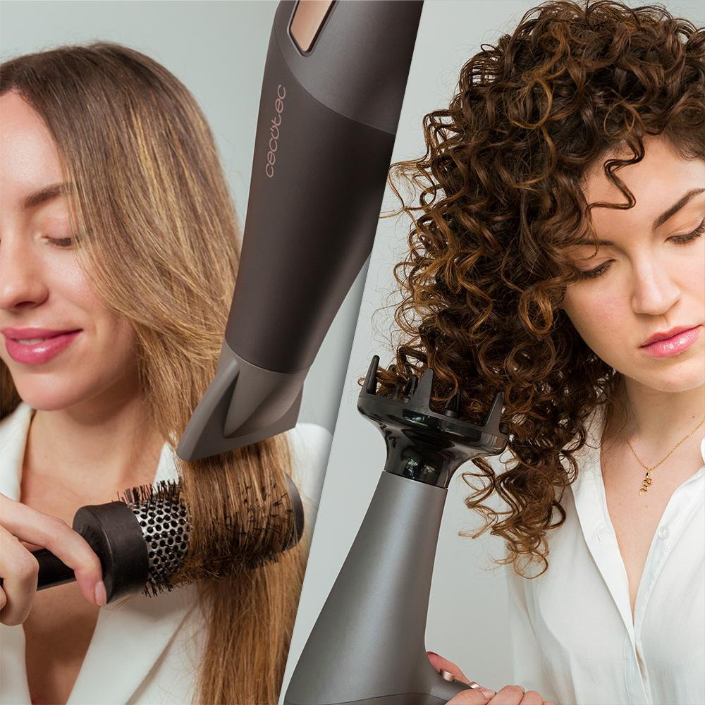 Dos mujeres usando secadores de pelo. Una alisa el cabello con un cepillo redondo, la otra seca el cabello rizado con un difusor.