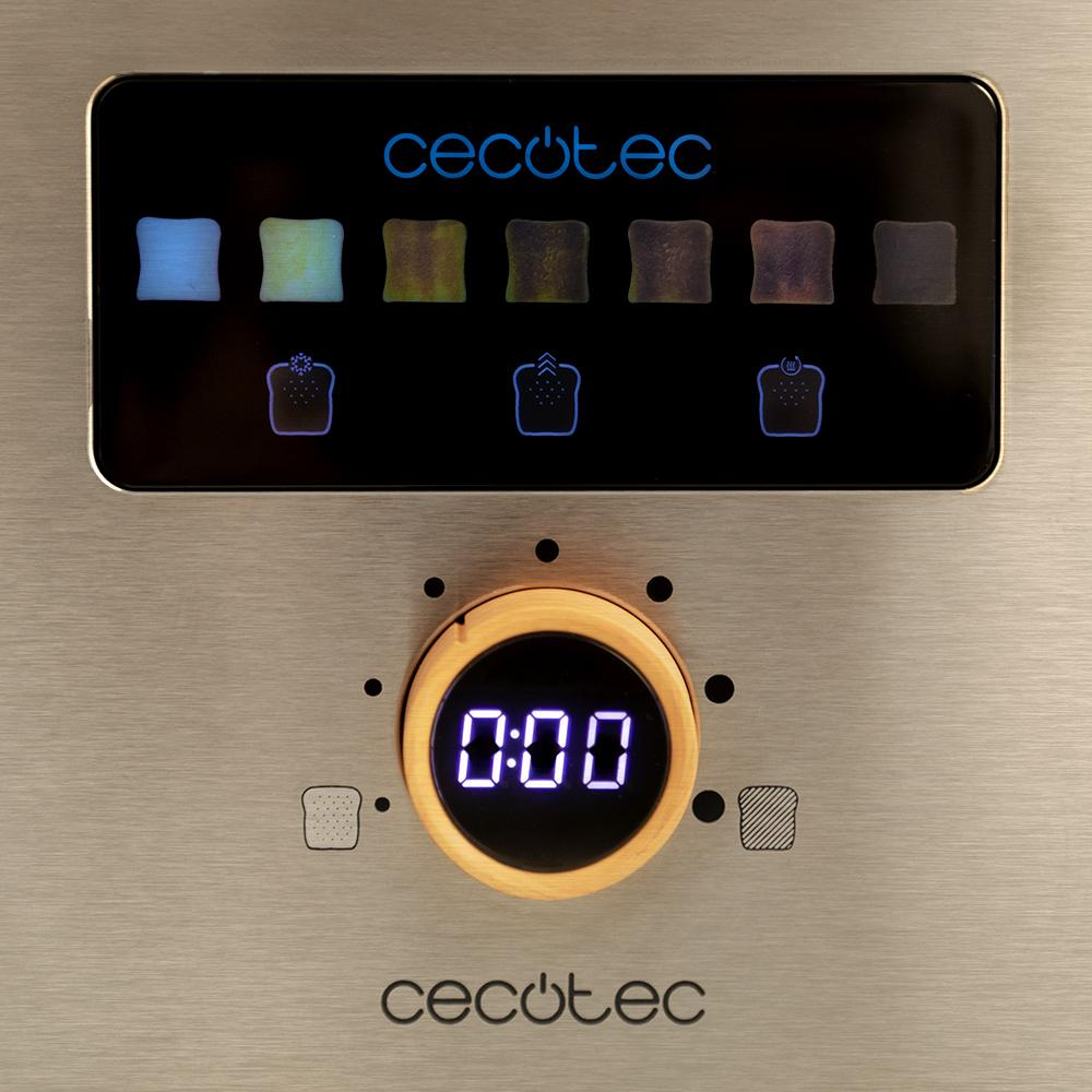 Primer plano del panel de control de una tostadora. Tiene un temporizador digital, ajustes de tostado y el logotipo de 'Cecotec'.