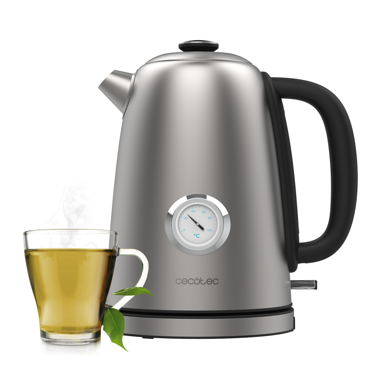 Una tetera eléctrica plateada con un asa negra junto a un vaso de té con vapor y una hoja de té.