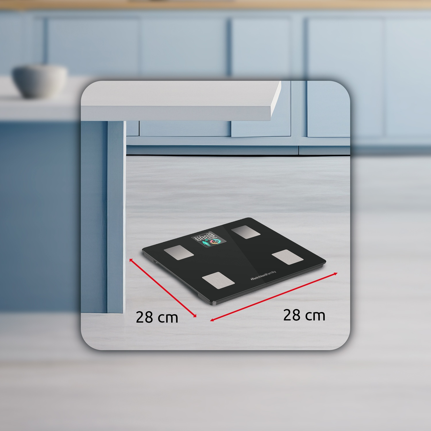 Una bilancia digitale nera su una superficie grigio chiaro. Ha quattro cuscinetti argentati e un display digitale. La bilancia è larga 28 cm.