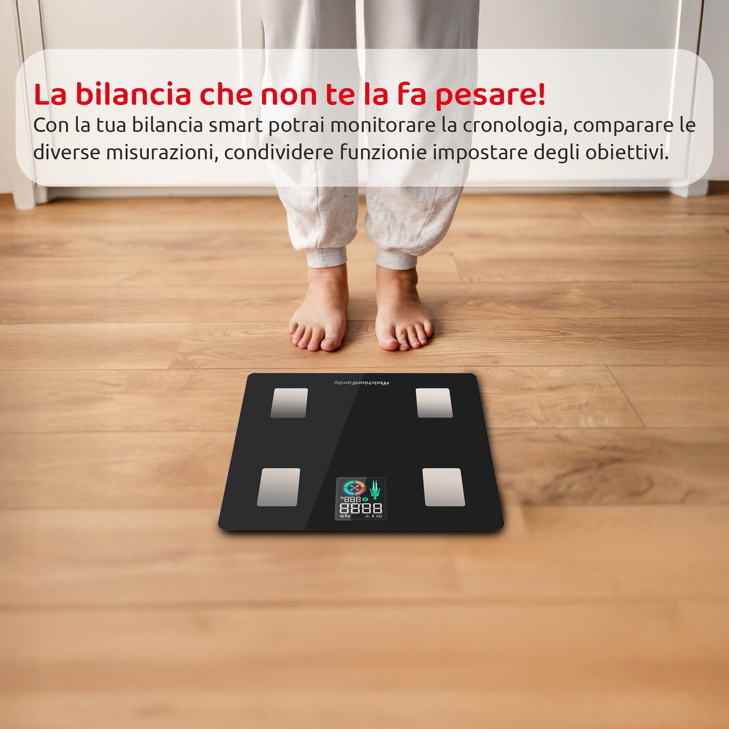 Una persona è in piedi su una bilancia nera con display digitale. La bilancia è su un pavimento di legno. Il testo dice 'La bilancia che non te la fa pesare!'