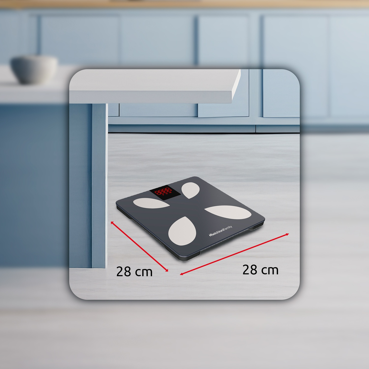 Una bilancia digitale grigio scuro con accenti bianchi è su un pavimento grigio chiaro. La bilancia è larga 28 cm. Armadio blu sullo sfondo.