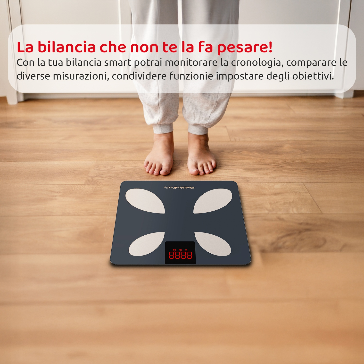 Una persona è in piedi su una bilancia digitale. La bilancia mostra '8888'. Il pavimento è in legno. Testo in alto: 'La bilancia che non te la fa pesare!'