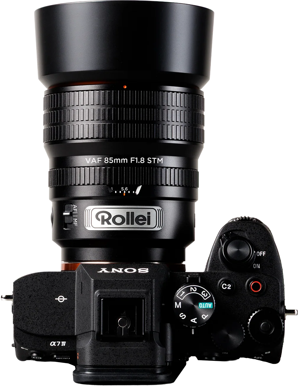 Eine schwarze Kamera mit einem großen Objektiv. Das Objektiv ist mit Rollei und VAF 85mm F1.8 STM beschriftet. Die Kamera sagt Sony α7 IV.