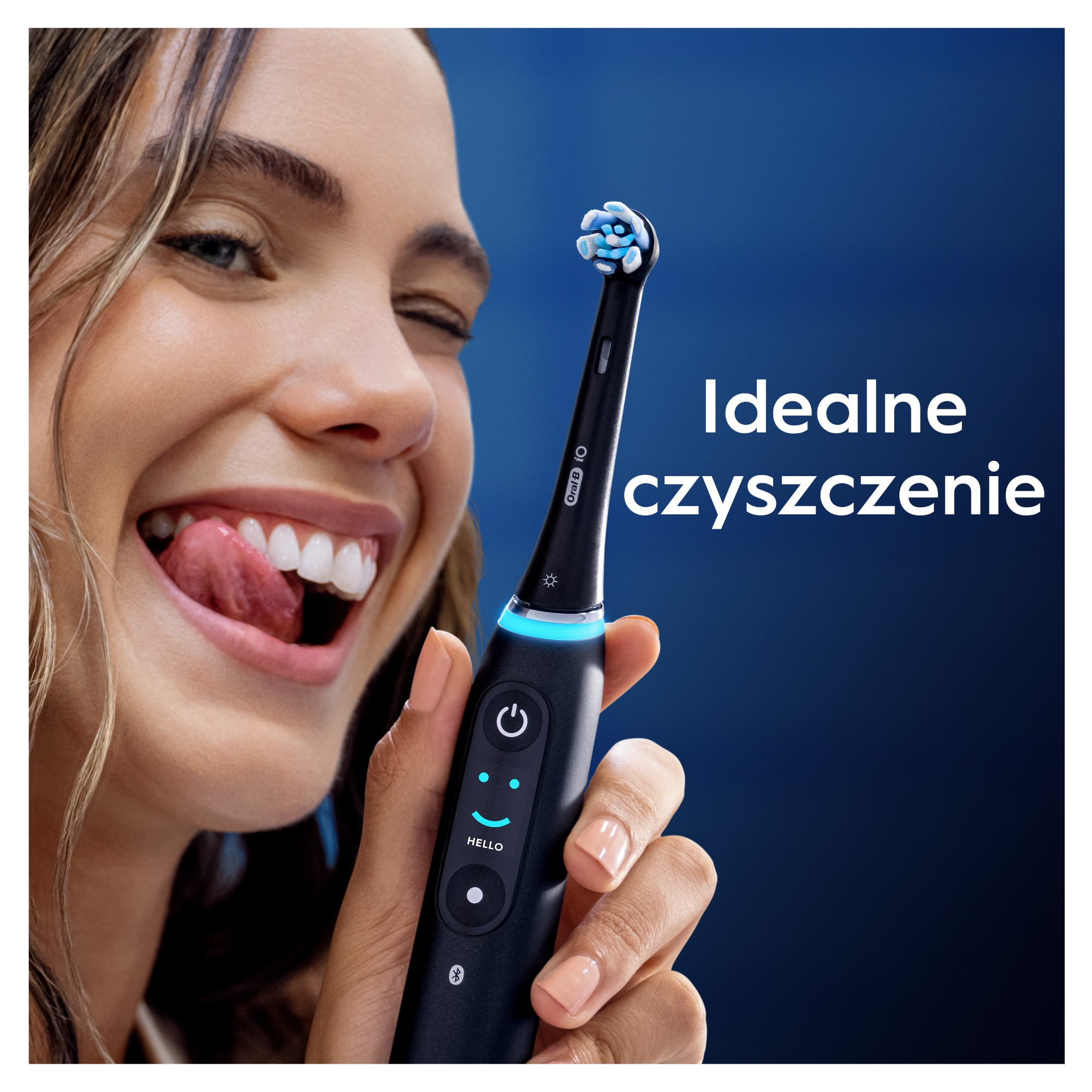 Kobieta z językiem na wierzchu, trzyma czarną szczoteczkę. Tekst: 'Idealne czyszczenie'.