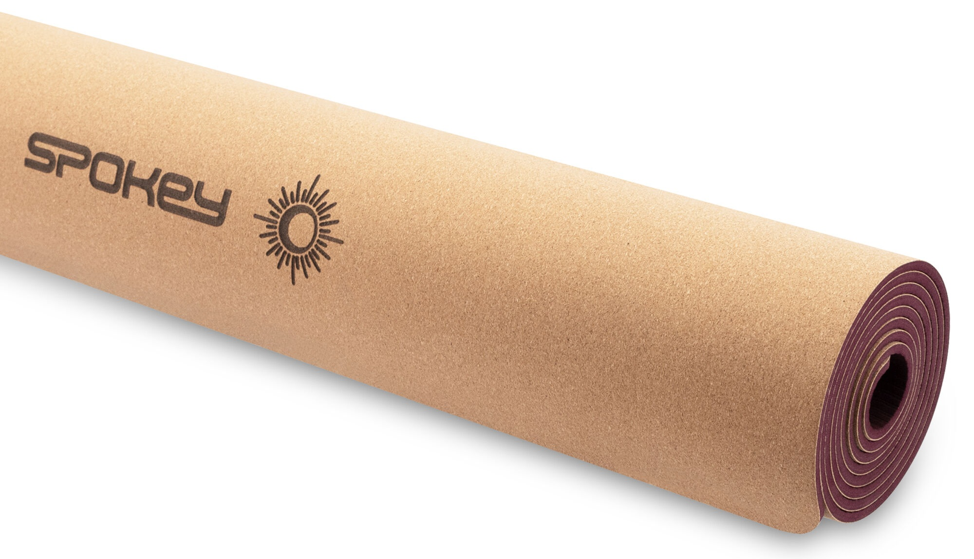 Zwinięta mata do jogi z brązową górą i bordowym spodem. Widoczna nazwa marki Spokey oraz logo słońca.