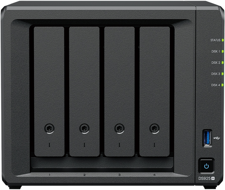 Un dispositivo NAS nero con quattro vani disco, pulsante di accensione, porta USB e indicatori di stato. Modello DS925+ visibile.