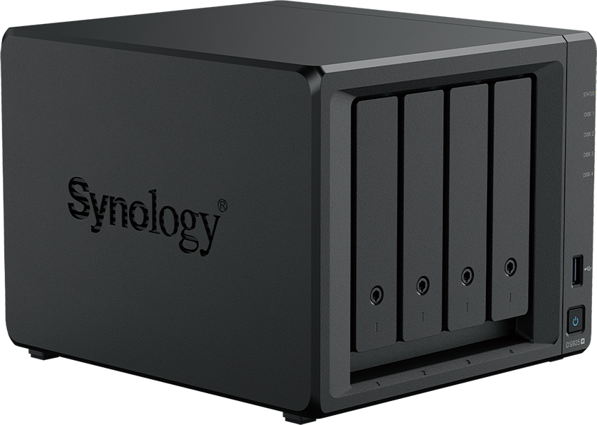 Un dispositivo NAS Synology nero. Ha 4 alloggiamenti per dischi, un pulsante di accensione e una porta USB. Il logo Synology è visibile.