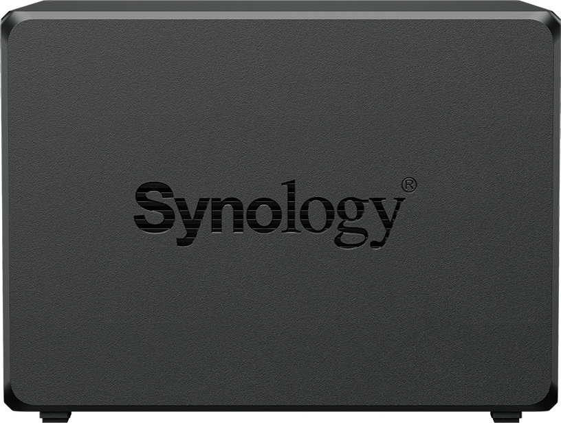 Un dispositivo NAS Synology nero. Il marchio è in rilievo sulla parte anteriore. Il dispositivo ha una superficie strutturata e angoli arrotondati.