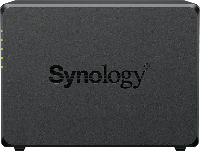 Un dispositivo NAS Synology nero. La parte anteriore presenta il logo Synology. Ci sono spie di stato verdi sul lato sinistro.