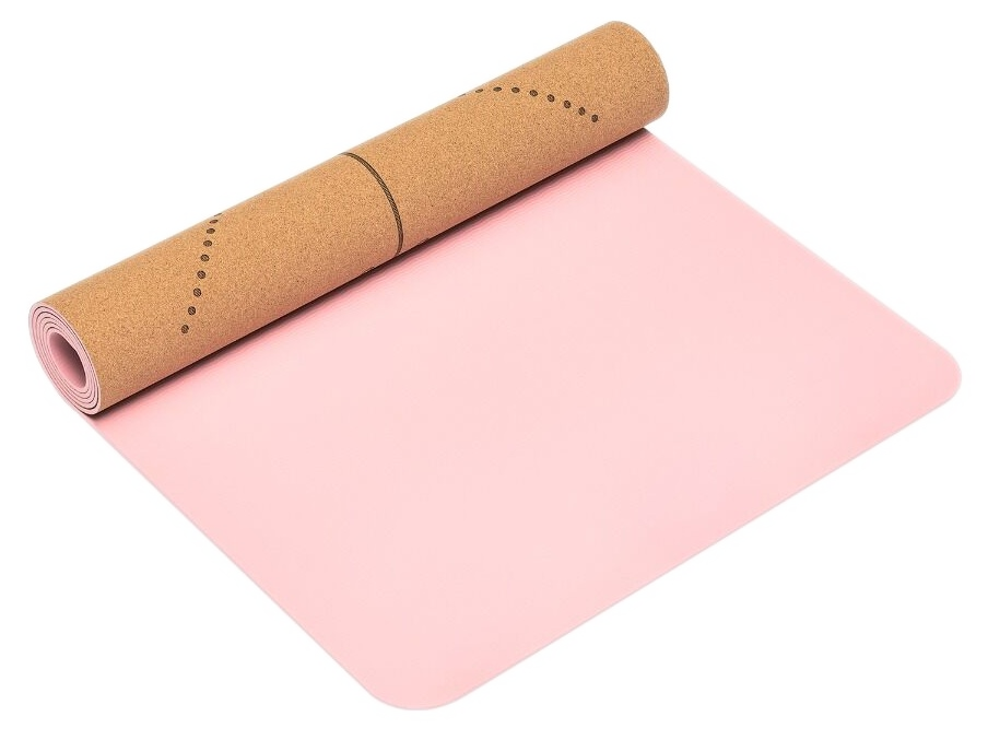 Różowa mata do jogi jest częściowo rozwinięta. Zrolowana część jest brązowa z kropkowanymi oznaczeniami. Tło jest czarne.