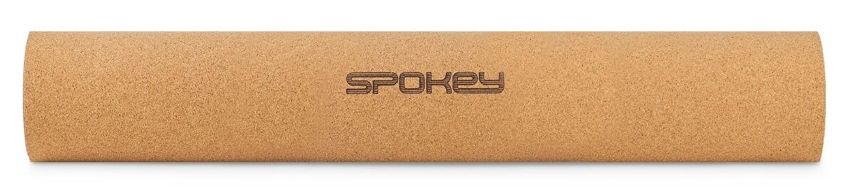 Brązowa mata do jogi z korka z nadrukiem 'Spokey'. Mata jest zwinięta i umieszczona na białej powierzchni.