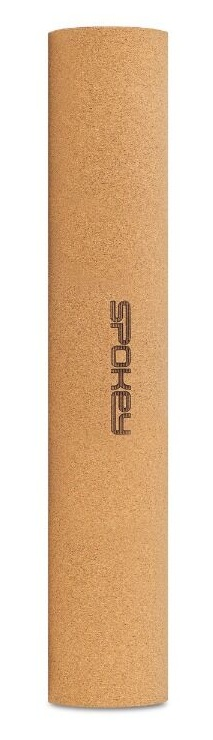 Zwinięta mata do jogi z korka, jasnobrązowa z logo Spokey. Mata jest cylindryczna, umieszczona pionowo na białym tle.