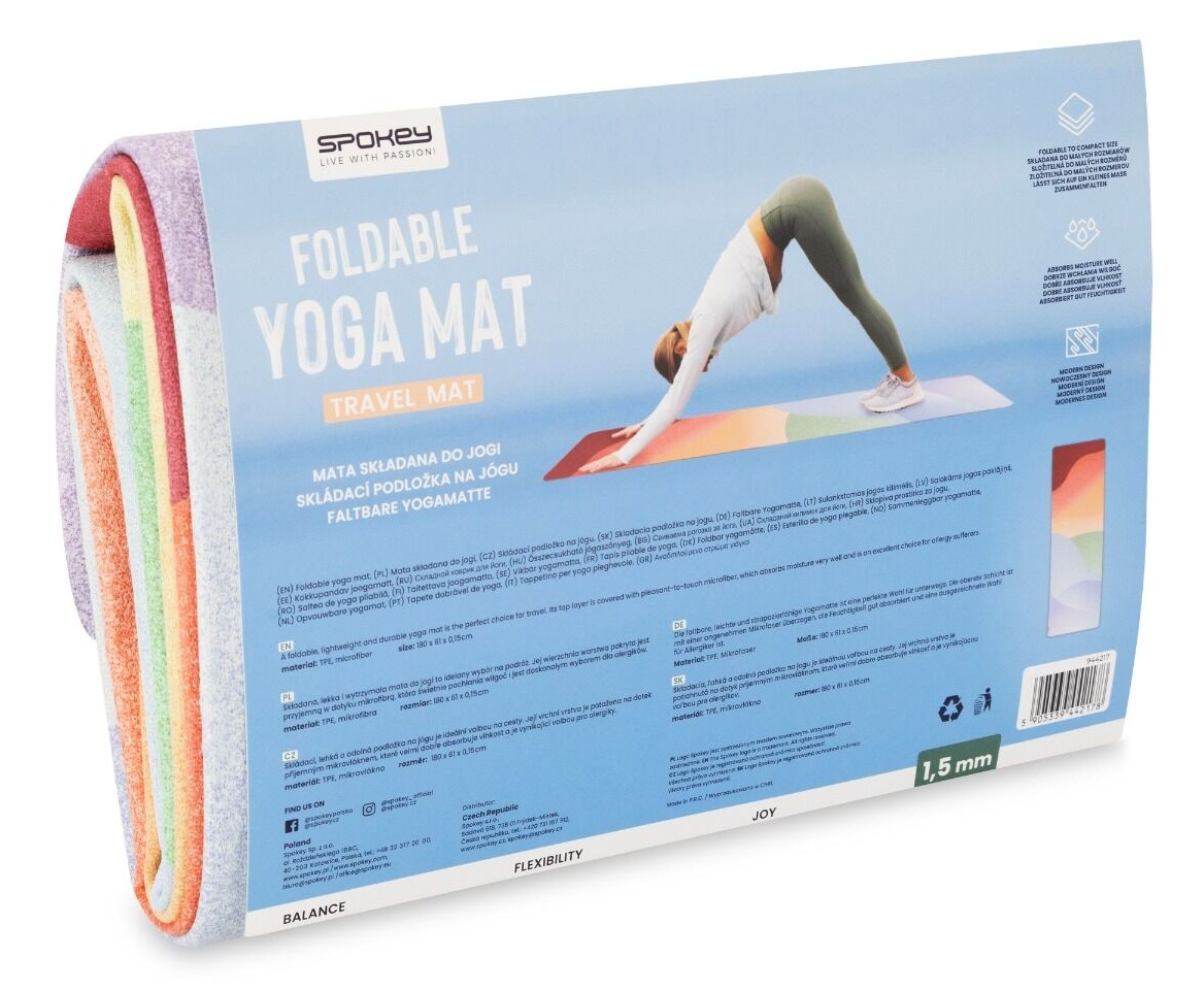 Składana mata do jogi, wielokolorowa, z osobą ćwiczącą jogę. Widoczny tekst w wielu językach.