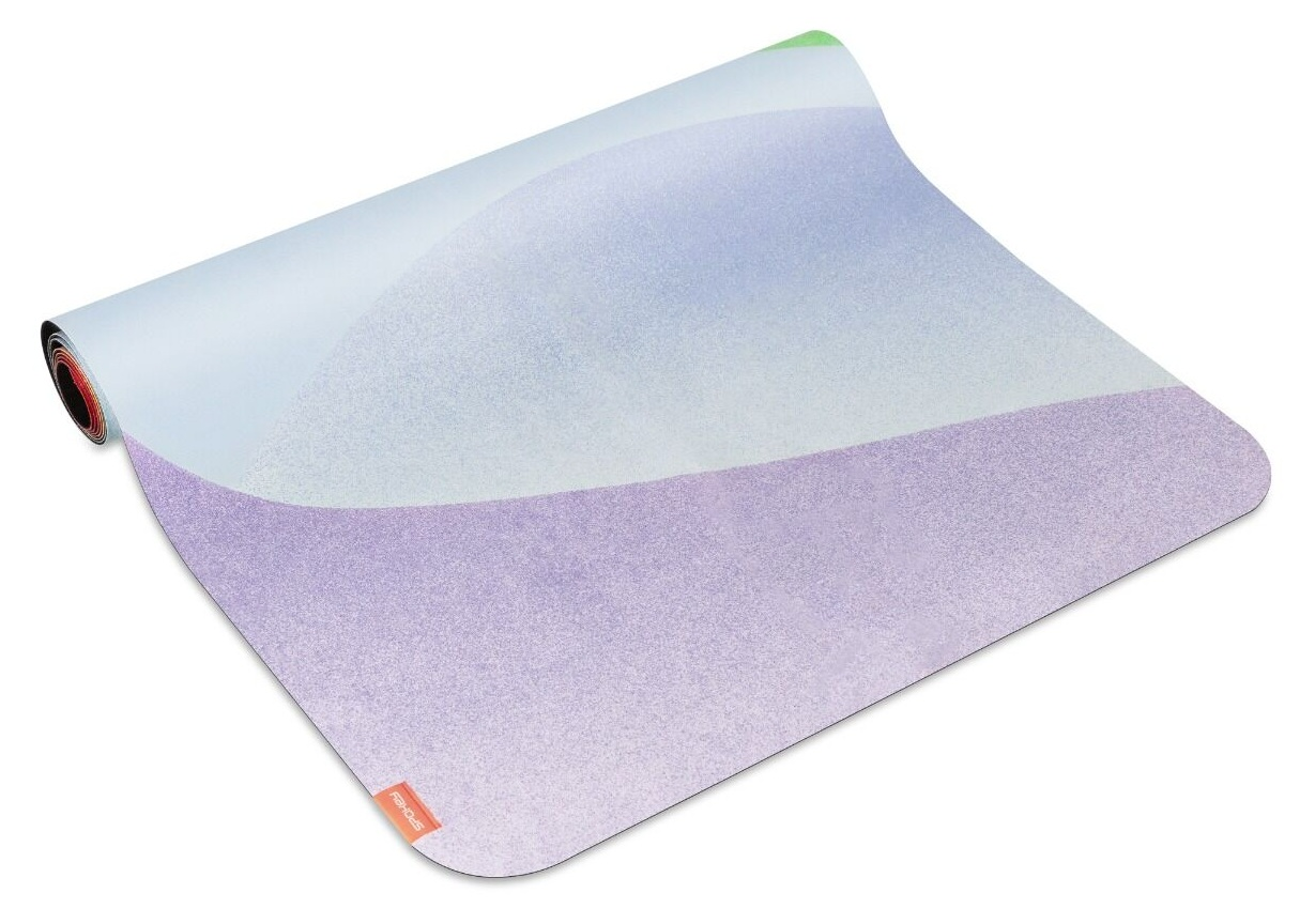 Zrolowana mata do jogi, z gradientem kolorów fioletowego, niebieskiego i zielonego. Z przodu mała pomarańczowa metka.
