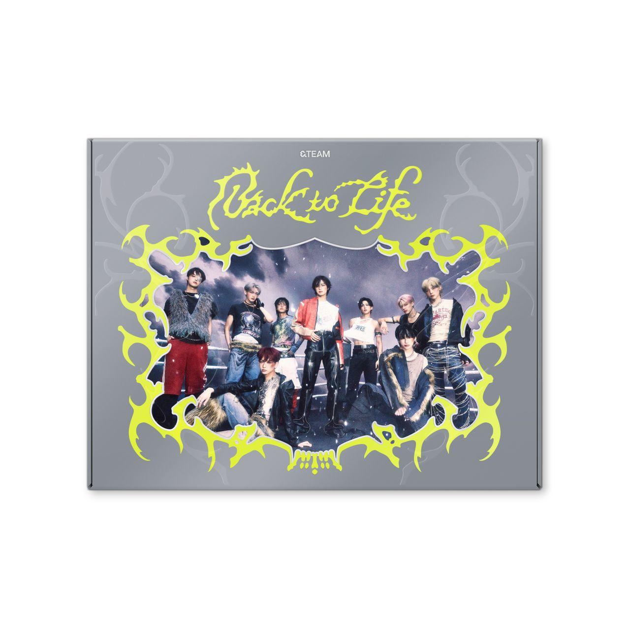 Gruppe von 10 Personen auf einem grauen Albumcover. Titel 'Back to Life' in gelben Flammen. Mitglieder in verschiedenen Outfits.