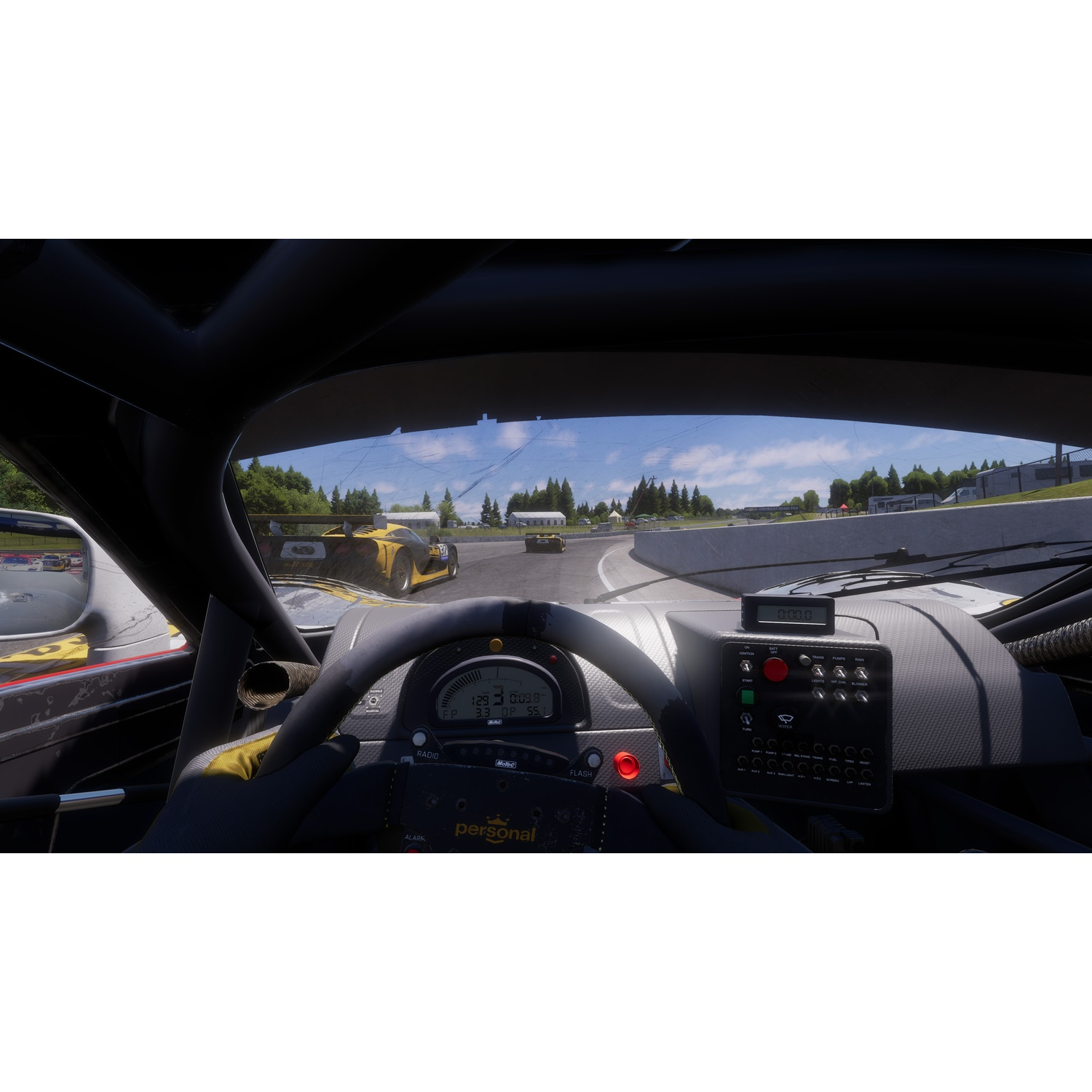 Vista dall'interno dell'abitacolo di un'auto da corsa. Un'auto gialla è davanti in pista. Sono visibili indicatori e un volante.