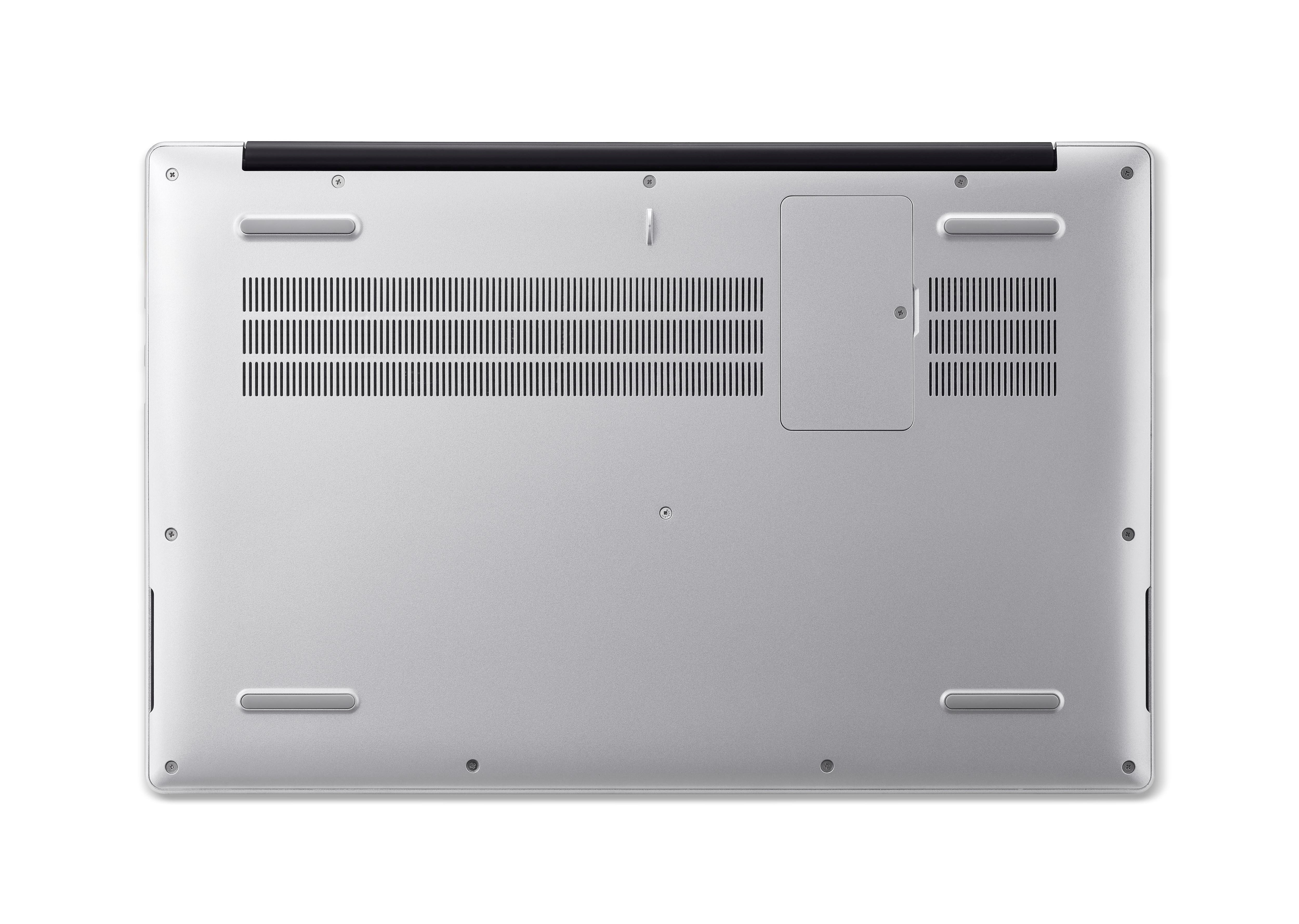 Unterseite eines silbernen Laptops. Merkmale sind Lüftungsschlitze, Akkufach, Schrauben und Gummifüße.