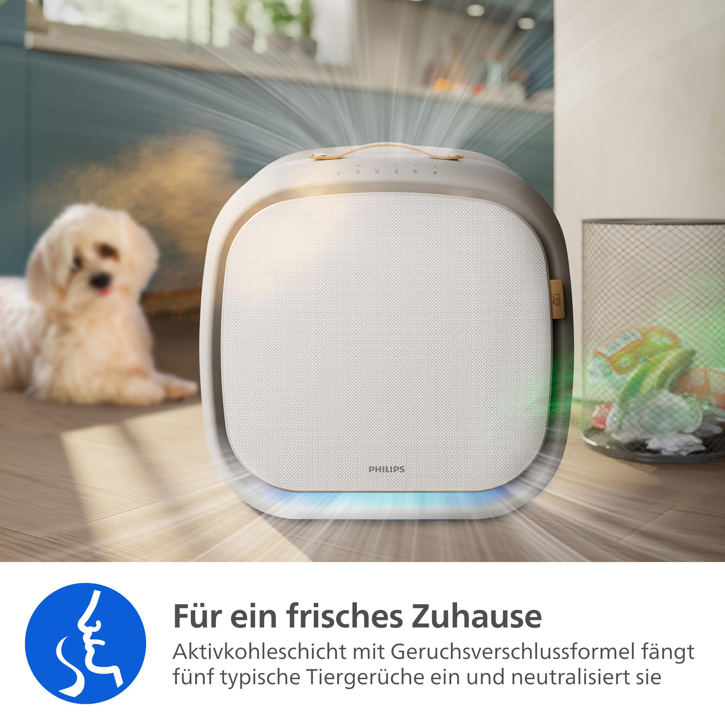 Ein Luftreiniger steht auf einem Holzboden. Im Hintergrund ist ein Hund. Rechts steht ein Mülleimer.