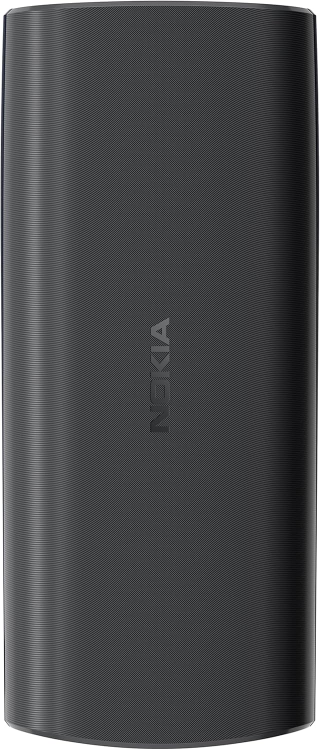 Koyu gri bir Nokia telefonun yakın çekimi. Telefonun ortasında Nokia logosu olan dokulu bir yüzeyi var.