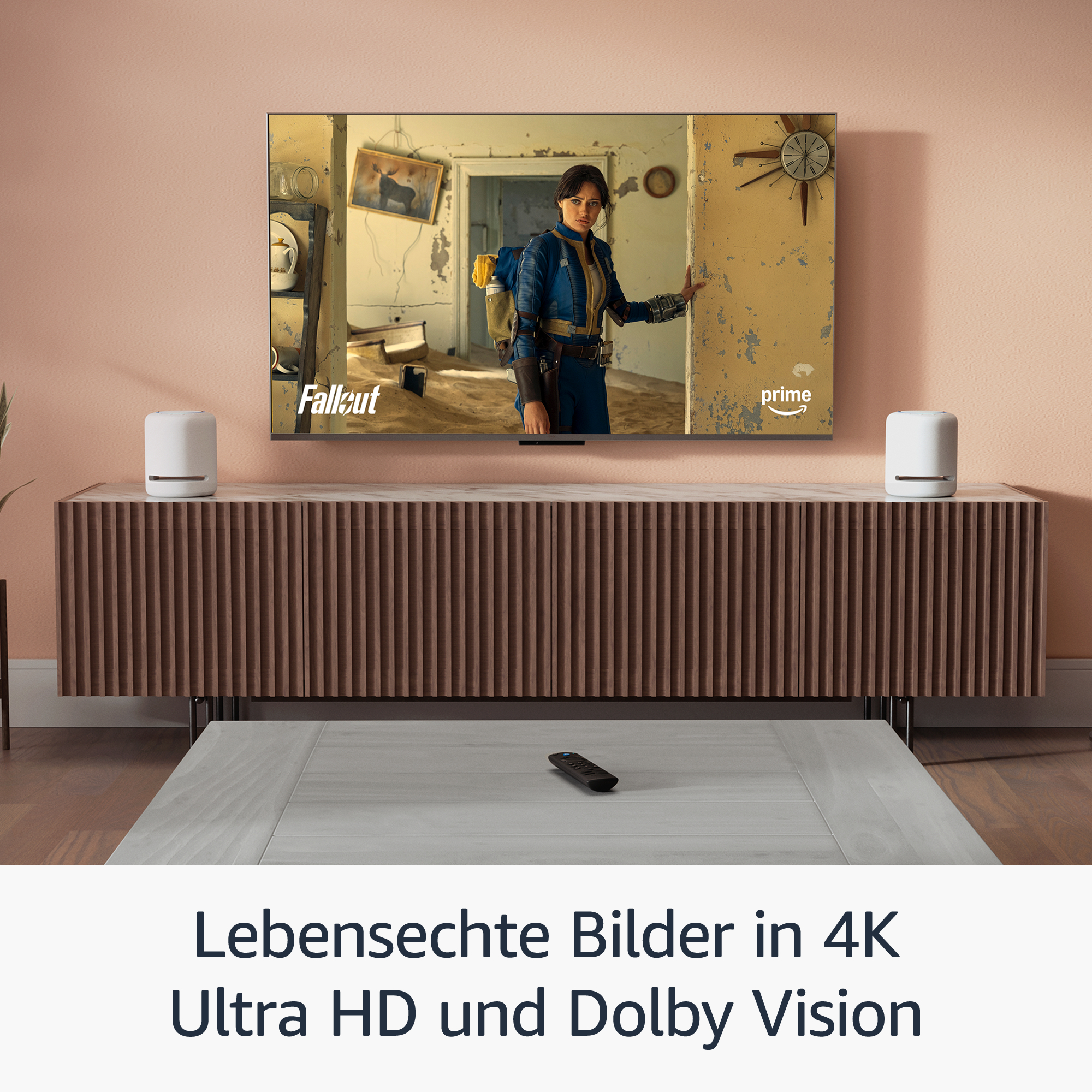 Wohnzimmer mit Fallout-TV. Lautsprecher auf Schrank. Fernbedienung auf dem Tisch.