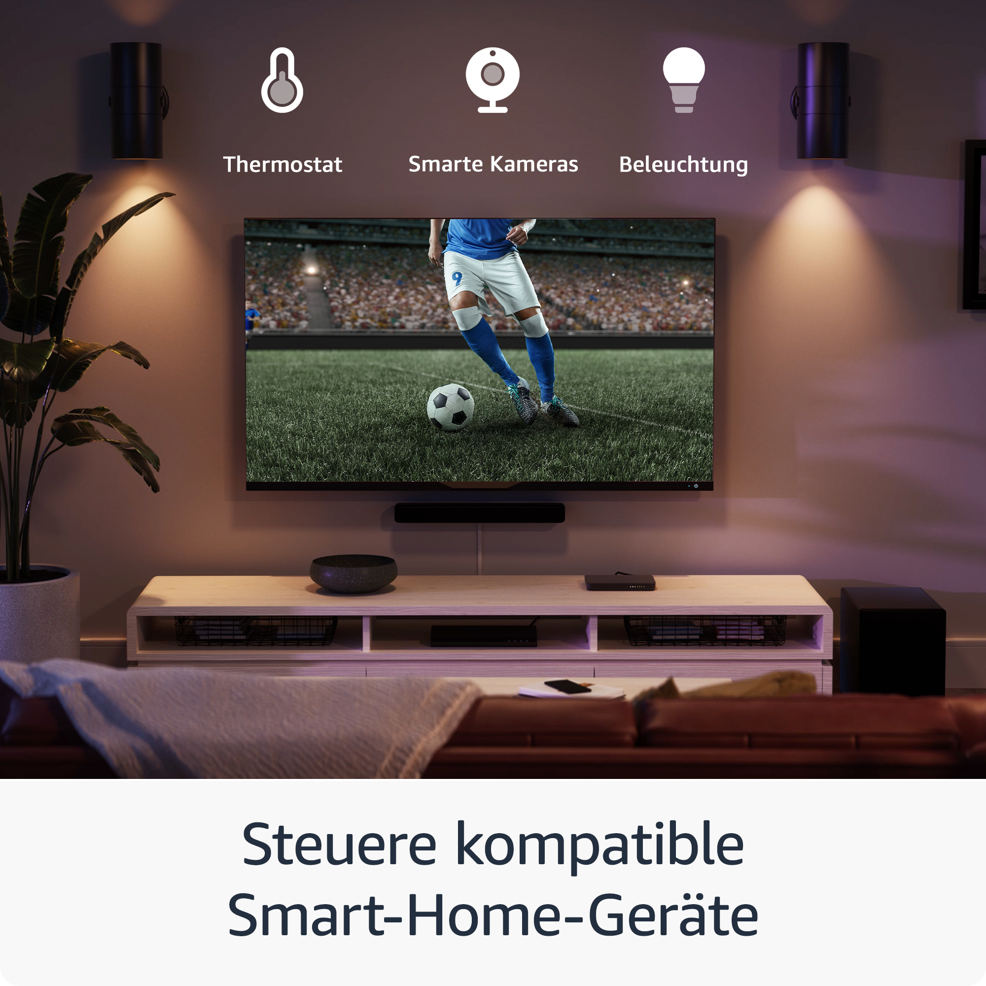 Wohnzimmer mit TV, der ein Fußballspiel zeigt. Smarte Home-Symbole oben. Text: 'Kompatible Smart-Home-Geräte steuern'.