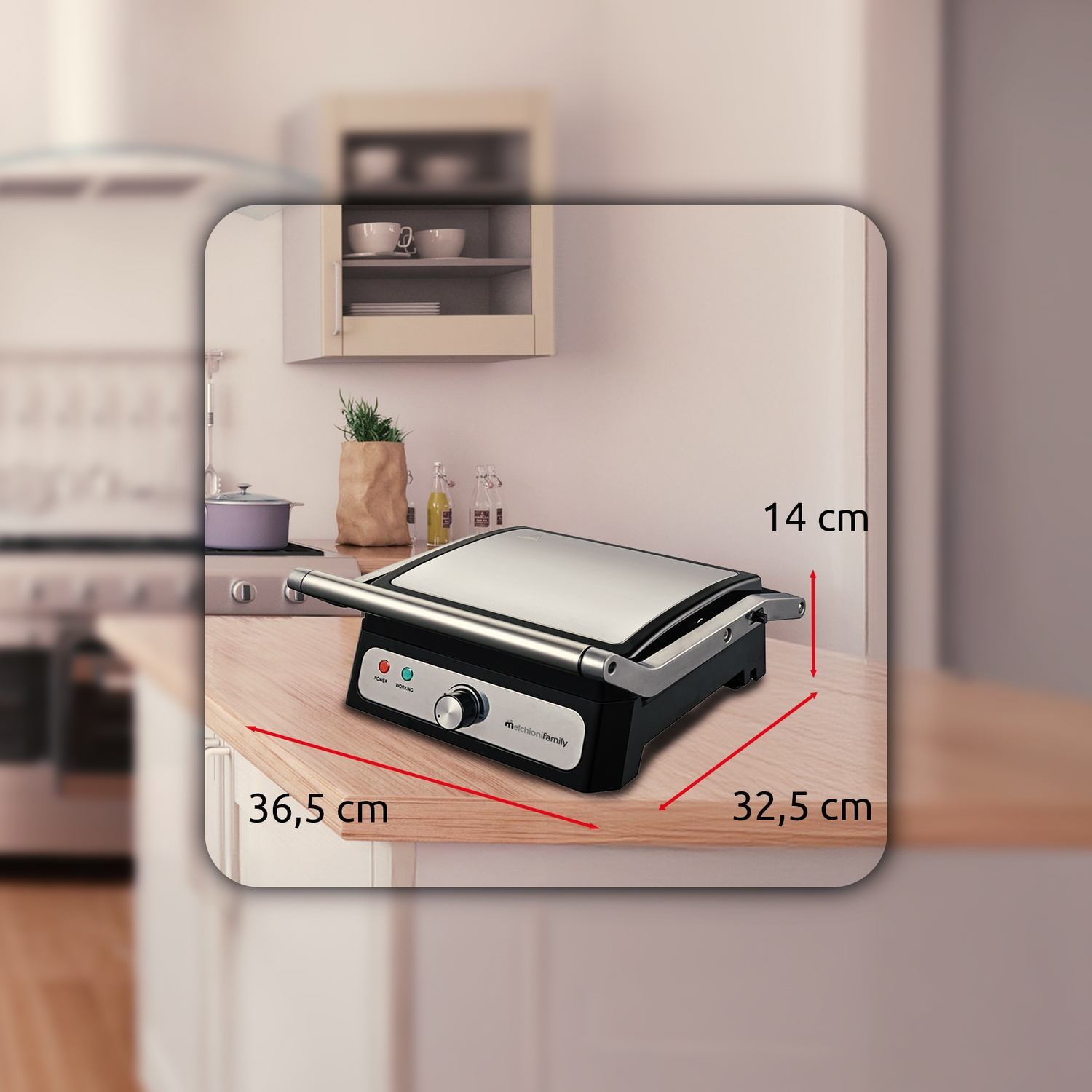 Una piastra per panini nera e argentata su un piano di lavoro in legno. Le dimensioni sono indicate. Sfondo cucina con mobili e utensili.