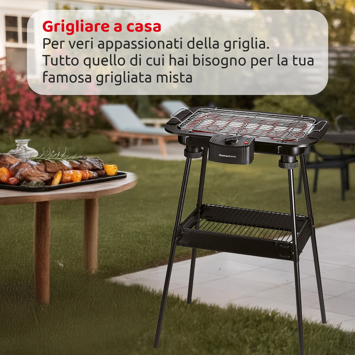 Una scena all'aperto con una griglia nera su un patio. Un tavolo con cibo è in primo piano. Sovrapposizione di testo: Grigliate a casa.