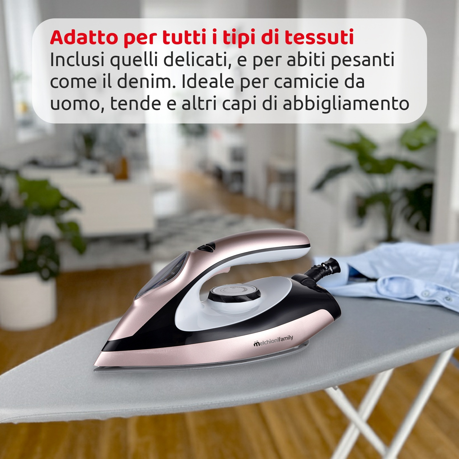 Un ferro da stiro su un'asse da stiro. Testo: Adatto a tutti i tessuti, compresi quelli delicati. Ideale per camicie, tende e vestiti.