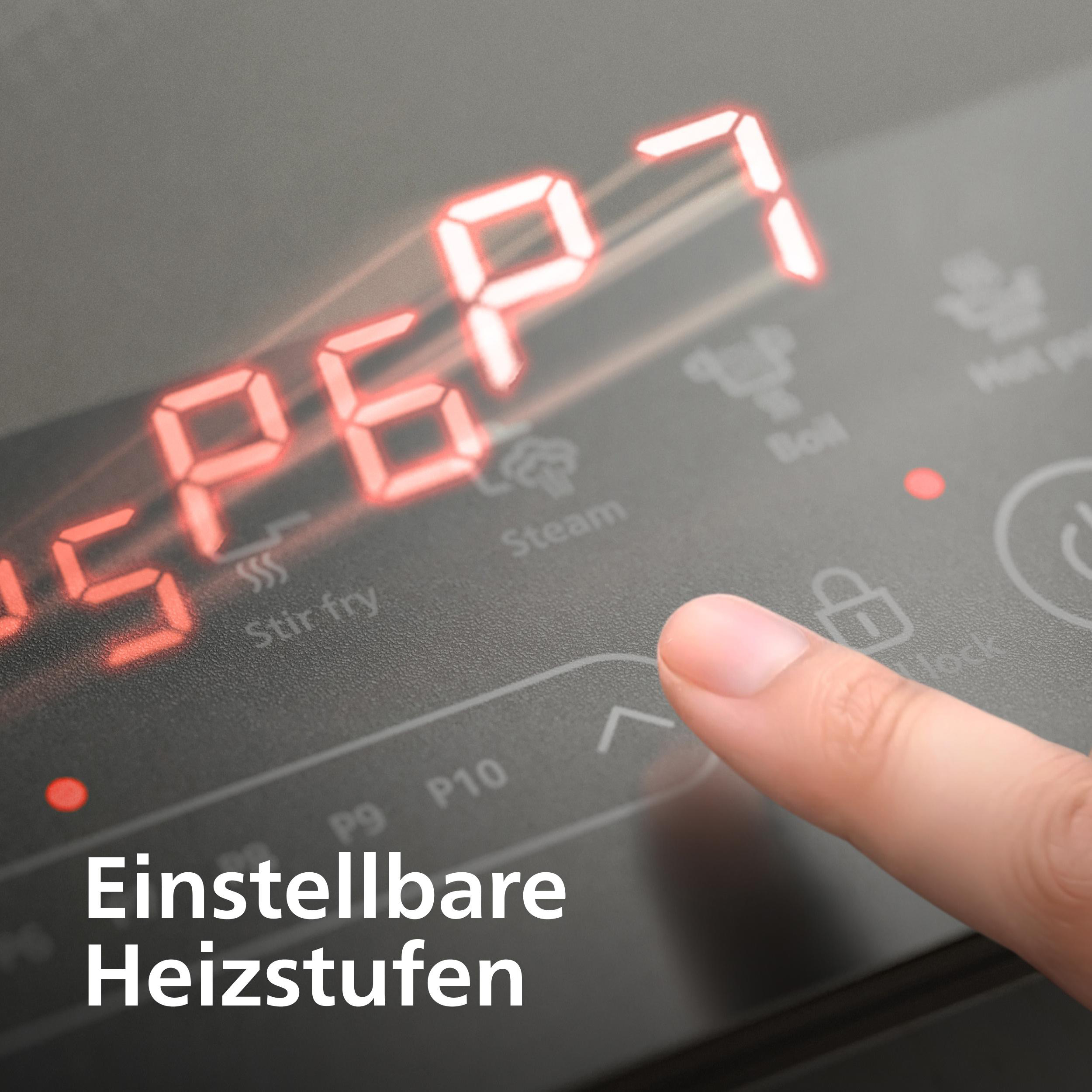 Eine Hand berührt ein Kochfeld-Bedienfeld. Es zeigt die Zahl 267. Weitere Funktionen sind mit Wörtern beschriftet.