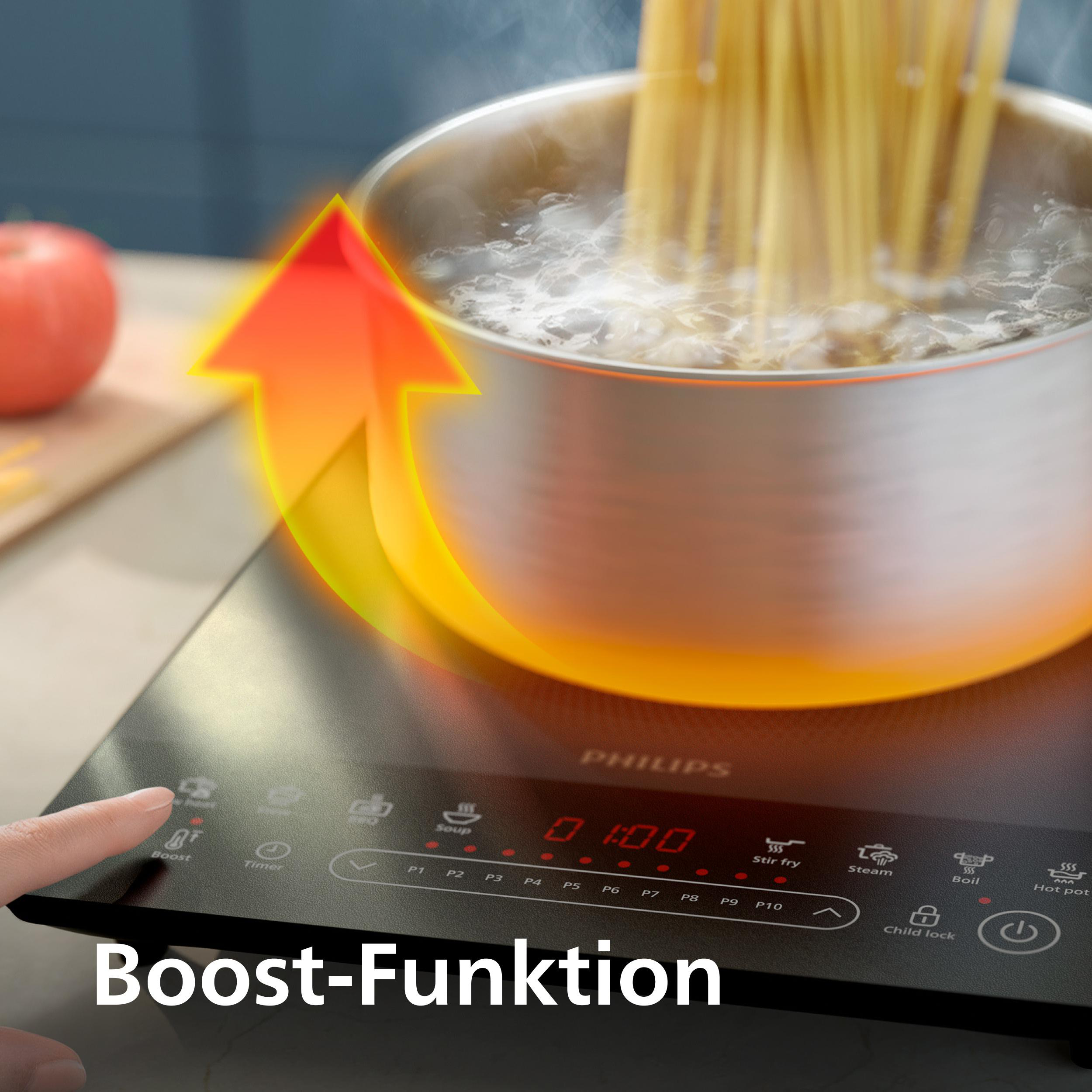 Induktionskochfeld mit kochender Spaghetti. Links eine Tomate. Ein Finger berührt die Boost-Funktion.