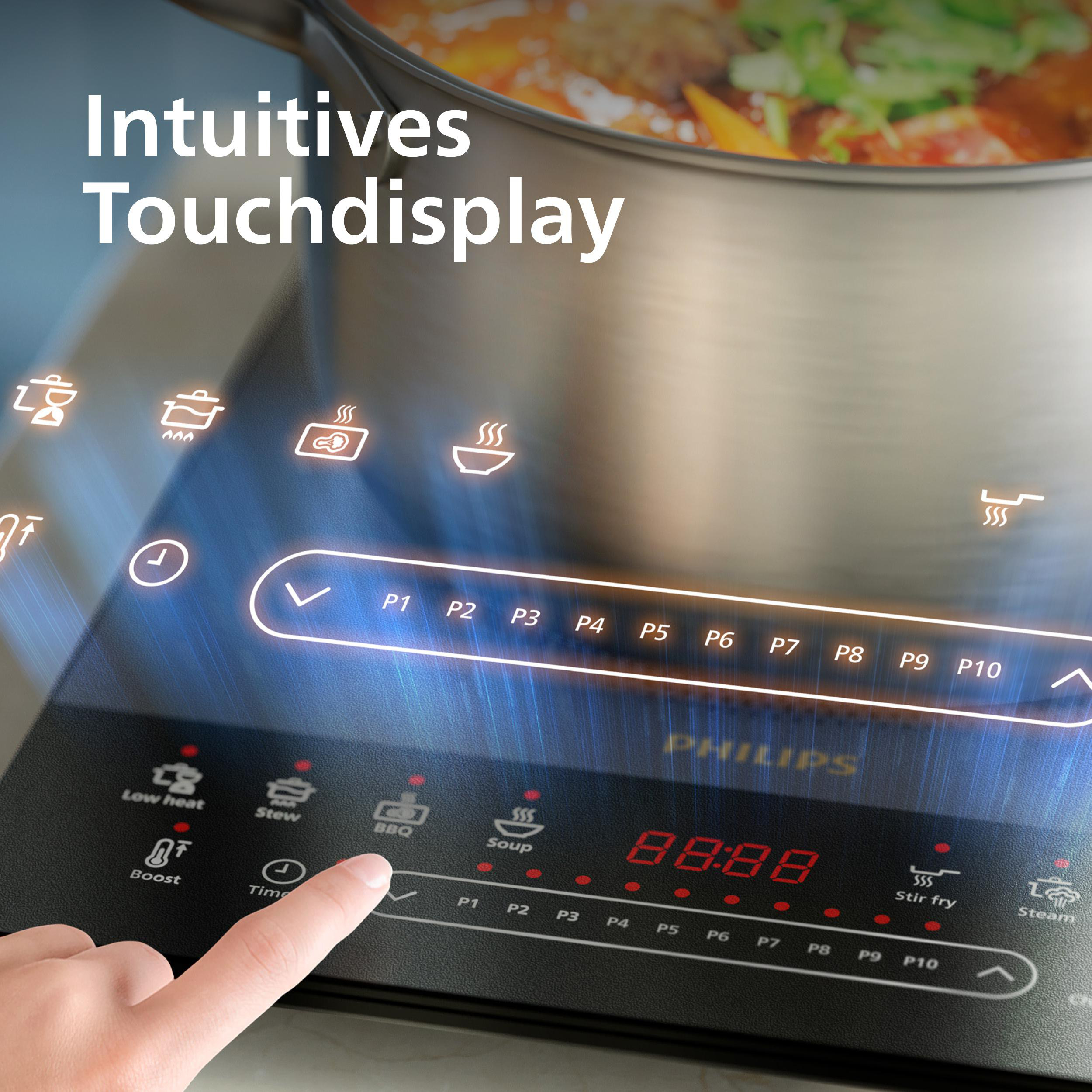 Eine Hand berührt eine BBQ-Taste auf einem schwarzen Induktionskochfeld mit Digitalanzeige, die 88:88 anzeigt. Im Hintergrund steht ein Topf.
