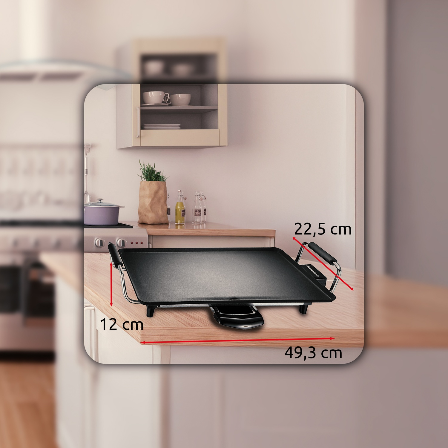 Una piastra elettrica nera è appoggiata su un bancone di legno in una cucina, le dimensioni sono indicate. Armadi e utensili da cucina sullo sfondo.