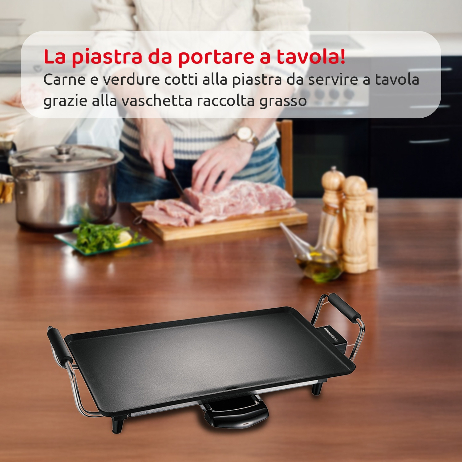 Una persona taglia la carne su un tagliere di legno. Una griglia nera in primo piano. Il testo dice: 'Porta la griglia a tavola!'