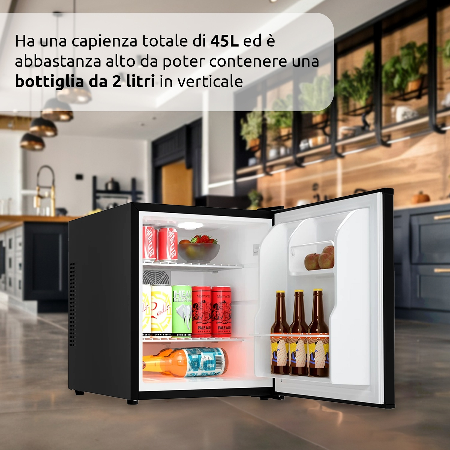 Un mini-frigorifero nero con la porta aperta, che mostra bevande e cibo all'interno. Una nuvoletta di testo dice che può contenere una bottiglia da 2 litri.