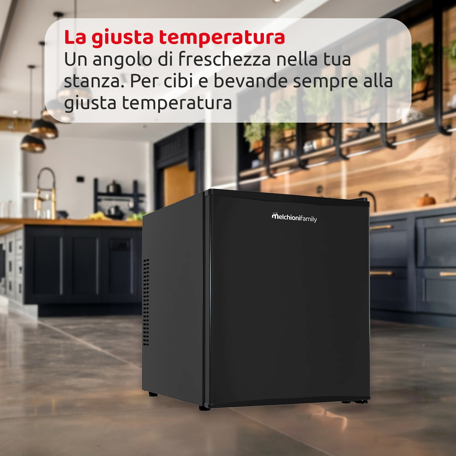 Un mini-frigorifero nero in una cucina. Il testo in alto suggerisce di mantenere cibi e bevande alla giusta temperatura.