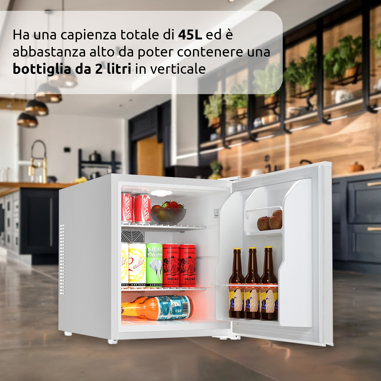 Un piccolo frigorifero con la porta aperta. All'interno ci sono bevande e frutta. Sullo sfondo, una cucina.