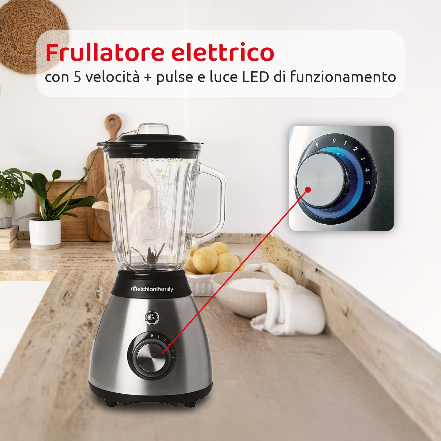 Un frullatore su un bancone. Ha un boccale di vetro e una base in acciaio inossidabile. Il quadrante della velocità è evidenziato da una linea rossa.