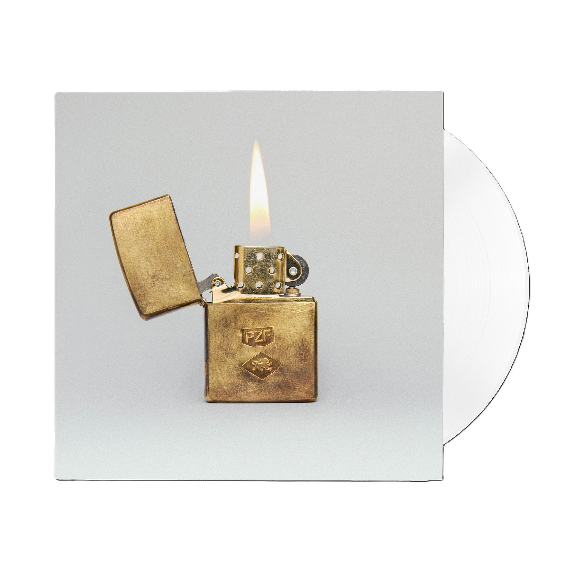 Ein goldenes Feuerzeug mit offenem Deckel, Flamme an, auf weißem Hintergrund. Rechts eine weiße Schallplatte.