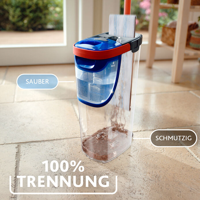 Ein Reinigungsgerät zeigt die Trennung von sauberem und schmutzigem Wasser. Das saubere Wasser ist blau, das schmutzige Wasser braun.