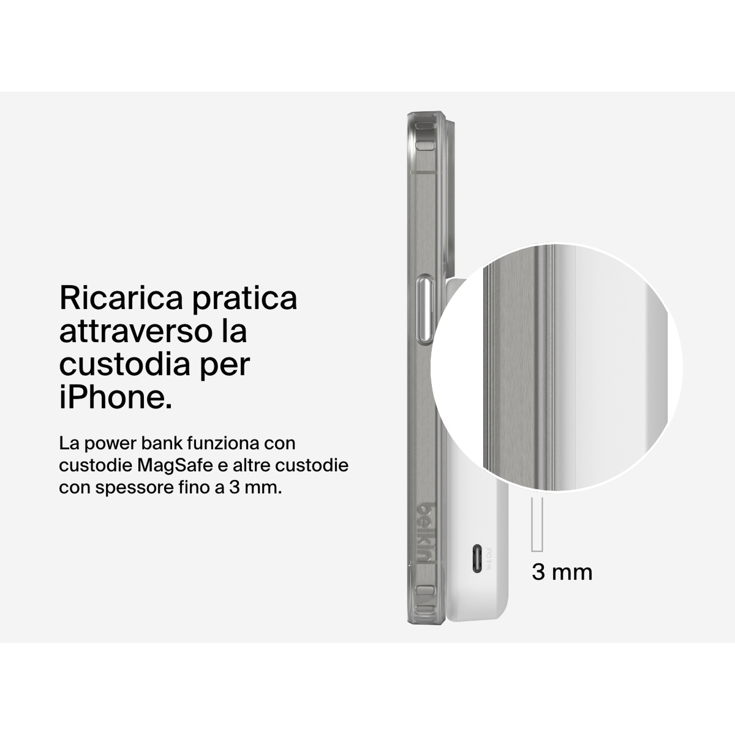 Un iPhone in una custodia accanto a un power bank bianco con uno spazio di 3 mm. Il testo italiano descrive la ricarica attraverso la custodia.