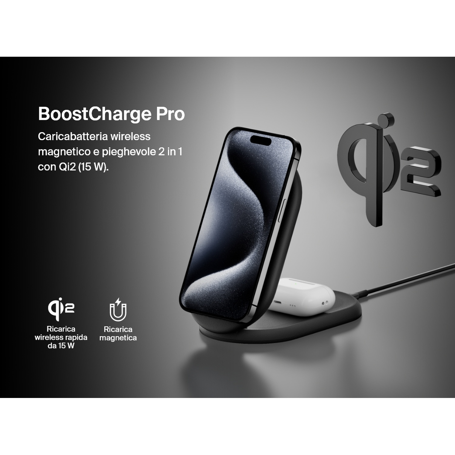 Un caricabatterie wireless nero con telefono e auricolari. Il testo dice BoostCharge Pro. Il logo Qi2 è visibile.