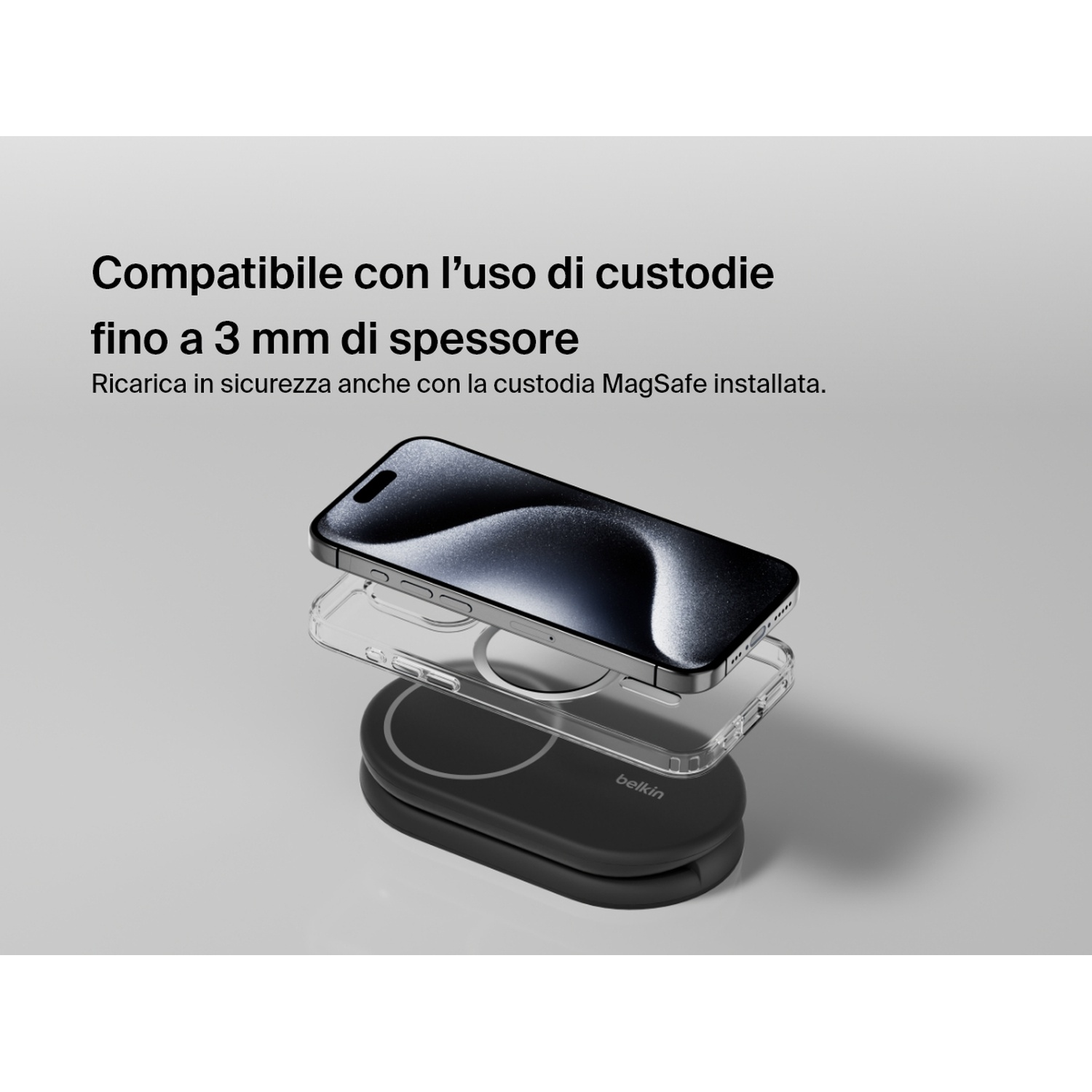 Un telefono con una custodia trasparente è posizionato su un caricatore Belkin nero. Il testo indica la compatibilità con custodie fino a 3 mm.