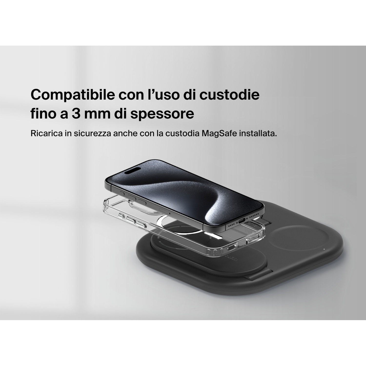 Un telefono con custodia è mostrato sopra un caricatore wireless. Il testo indica la compatibilità con custodie fino a 3 mm di spessore.