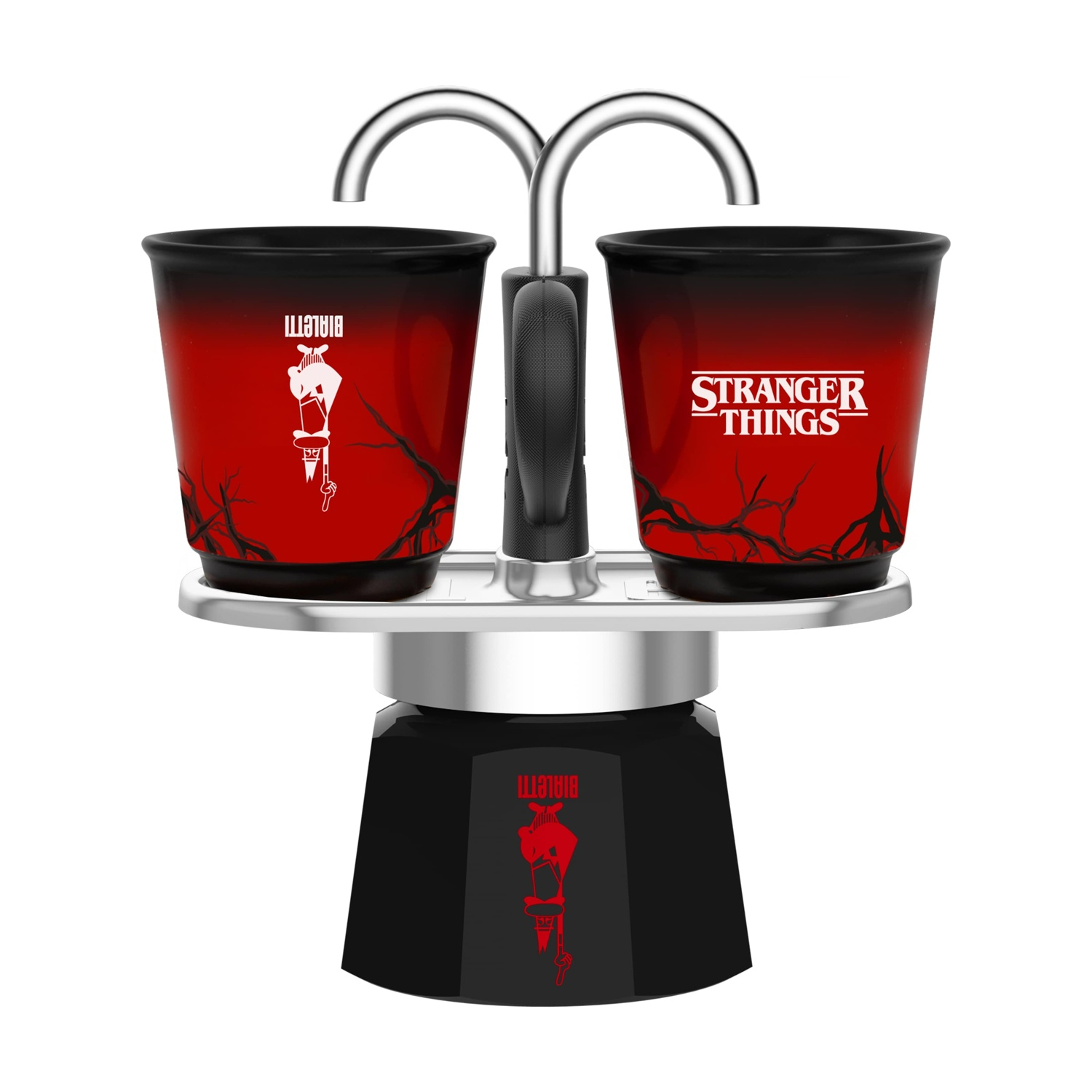 Una caffettiera con due tazze. Le tazze hanno un gradiente rosso e i loghi Stranger Things e Bialetti. La macchina è nera e argento.
