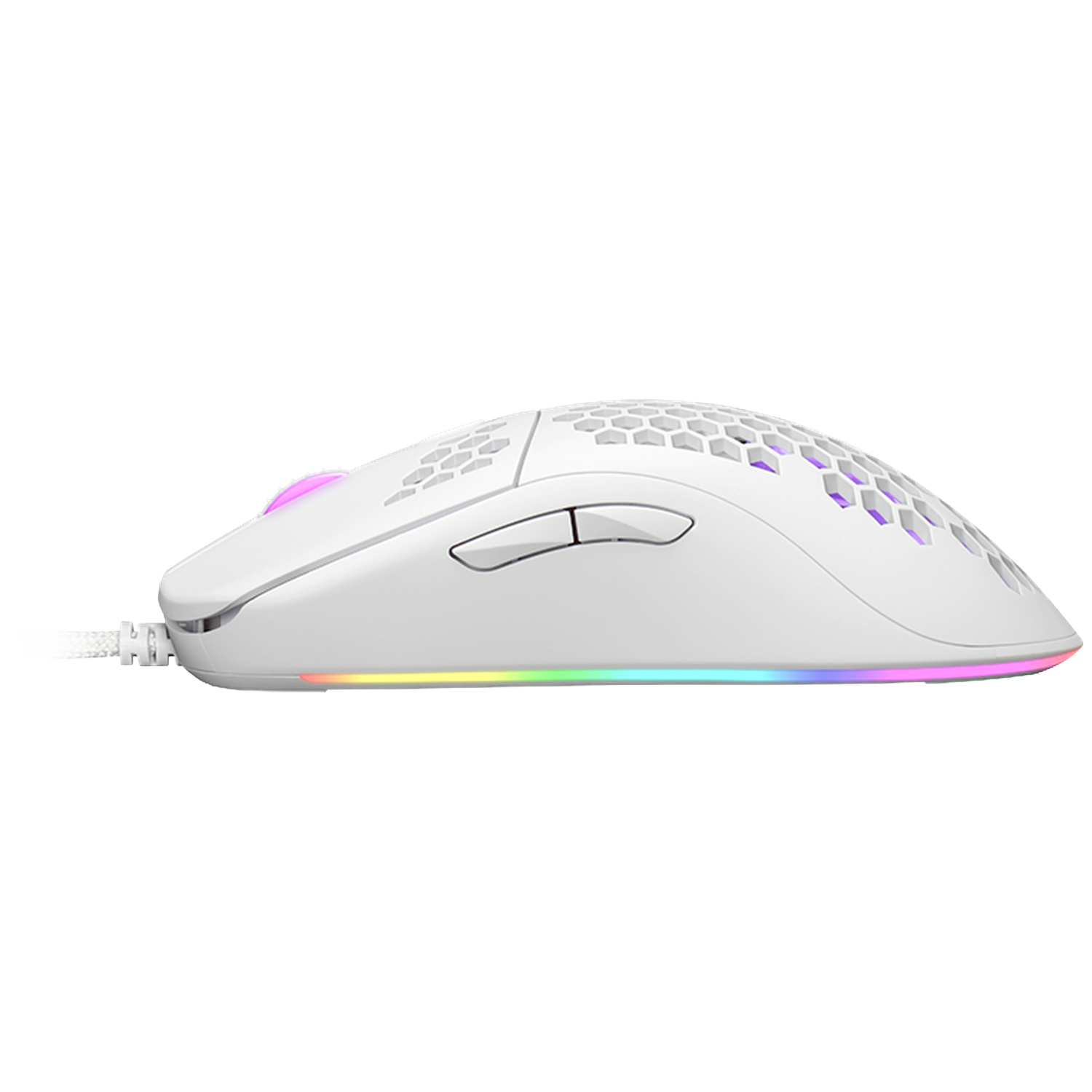 Een witte gamingmuis met RGB-verlichting aan de onderkant en honingraatontwerp aan de bovenkant. Het heeft twee knoppen en een scrollwiel.