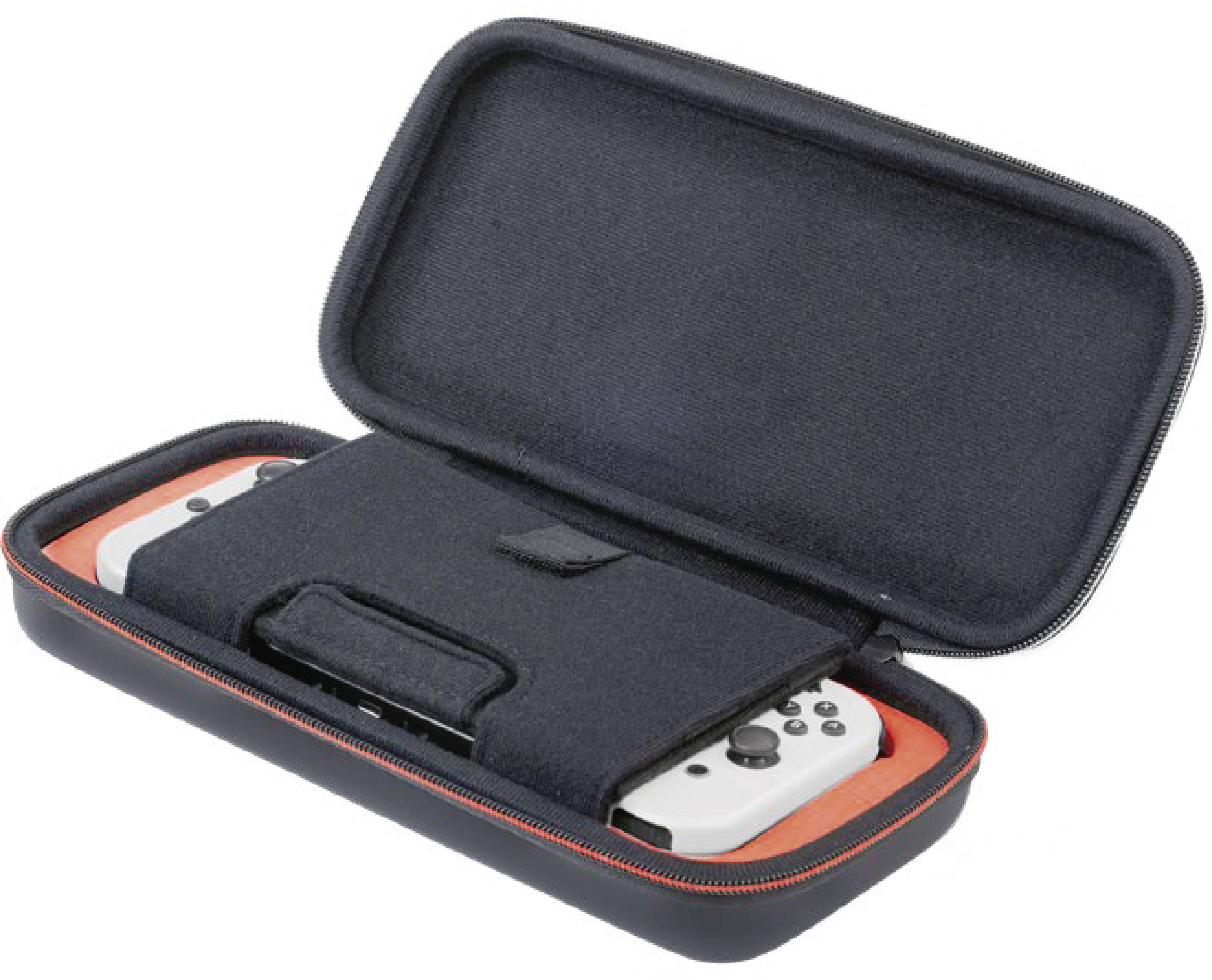 Geöffnete schwarze Hülle mit einer weißen Spielkonsole. Die Hülle hat eine orangefarbene Umrandung.