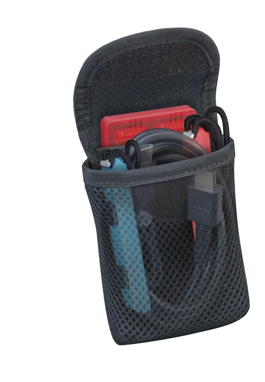 Schwarze Tasche mit offenem Deckel, enthält Kabel, eine rote Karte und ein blaues Objekt. Die Tasche ist aus Mesh mit einem festen oberen Klappteil.