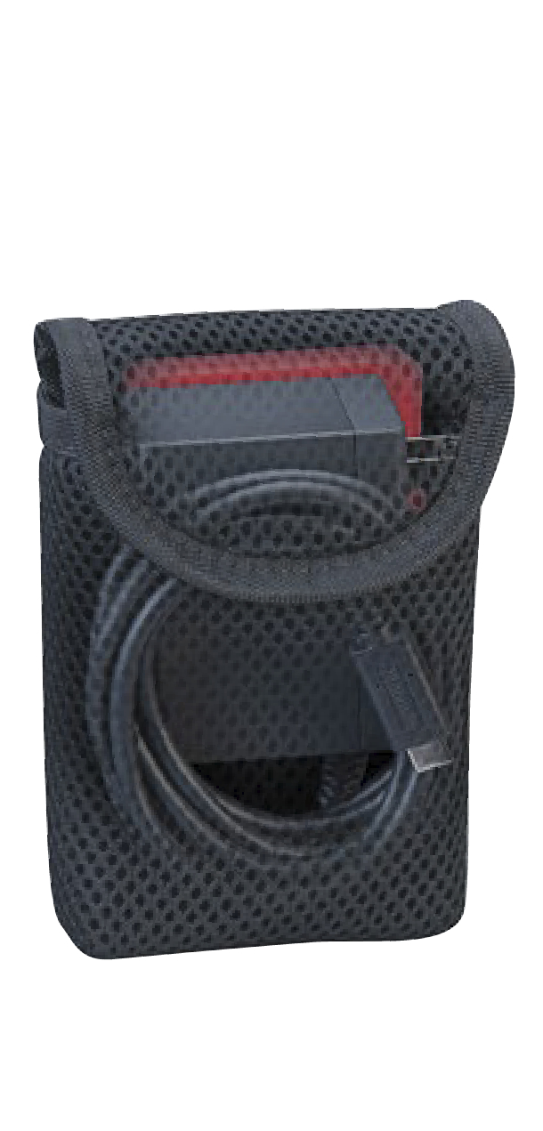 Eine schwarze Netztasche enthält ein Netzteil, ein Kabel und ein rotes Gerät. Die Tasche hat einen Griff und ist vor weißem Hintergrund.