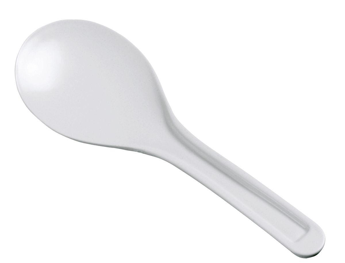 Auf weißem Hintergrund liegt ein weißer Reislöffel. Der Löffel ist am Schöpfer oval und hat einen Griff.